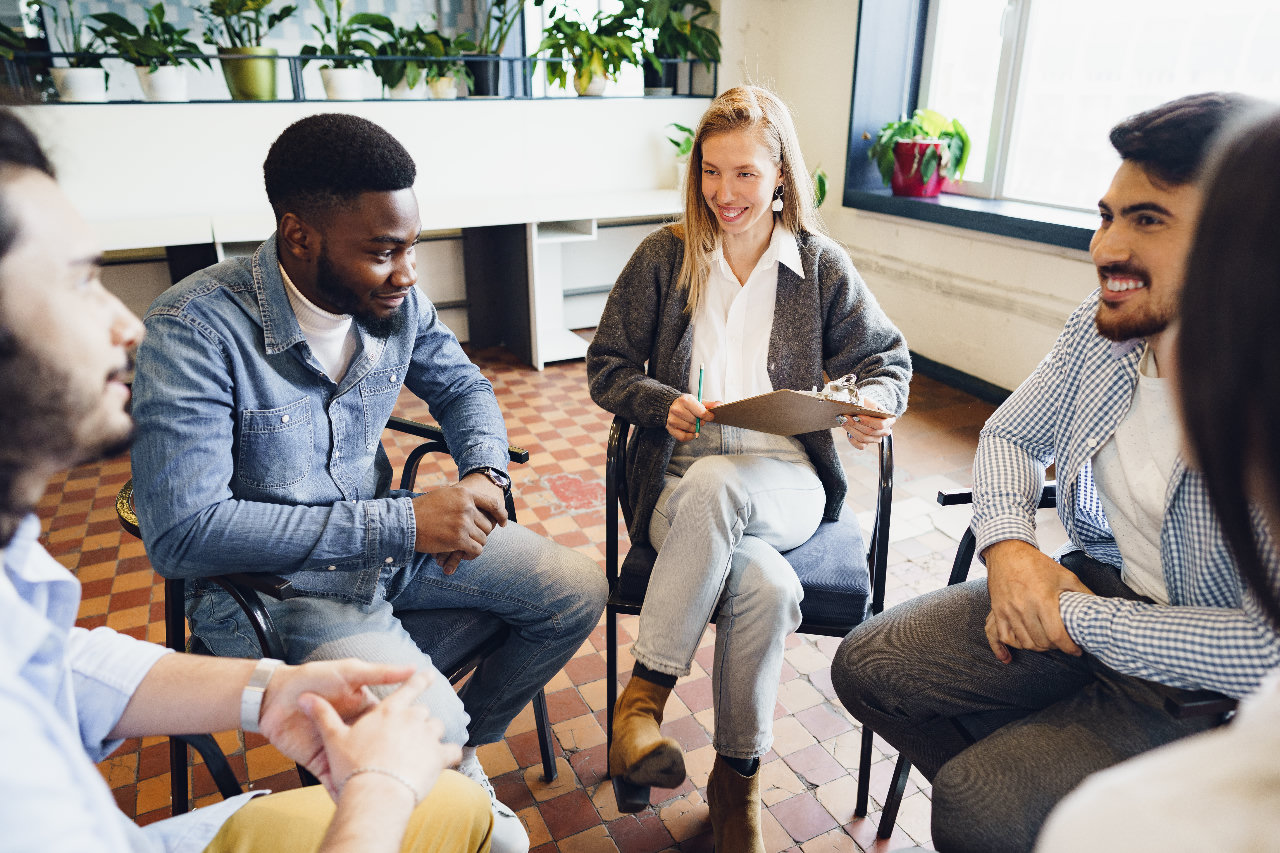 GGZ-professionals in gesprek tijdens een gezamenlijke werksessie