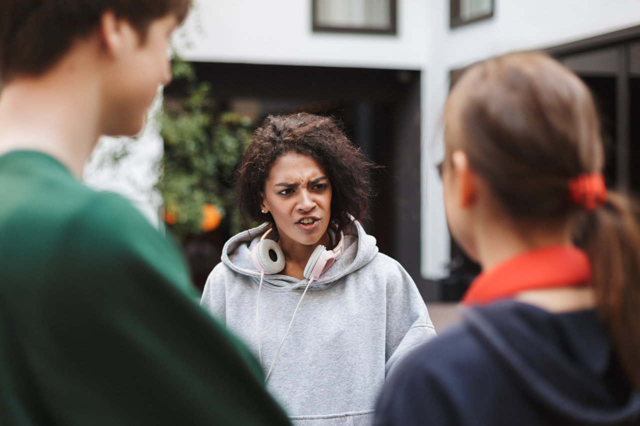 Jongeren in gesprek tijdens een gespannen sociale situatie